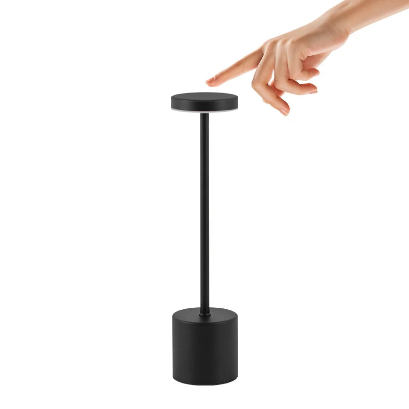 Lampe de Table LED Tactile – Rechargeable, 3 Couleurs, Design Métal Élégant – Ambiance, Chevet, Camping. Illuminez votre quotidien avec style et simplicité.