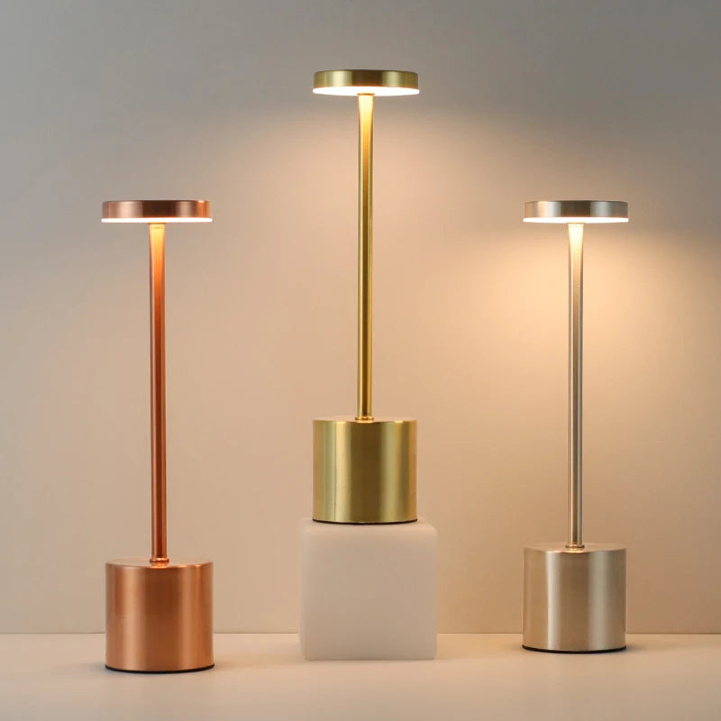 Lampe de Table LED Tactile – Rechargeable, 3 Couleurs, Design Métal Élégant – Ambiance, Chevet, Camping. Illuminez votre quotidien avec style et simplicité.