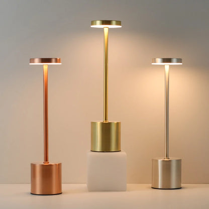 Lampe de Table LED Tactile – Rechargeable, 3 Couleurs, Design Métal Élégant – Ambiance, Chevet, Camping. Illuminez votre quotidien avec style et simplicité.
