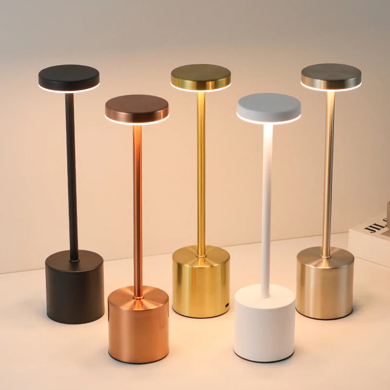 Lampe de Table LED Tactile – Rechargeable, 3 Couleurs, Design Métal Élégant – Ambiance, Chevet, Camping. Illuminez votre quotidien avec style et simplicité.