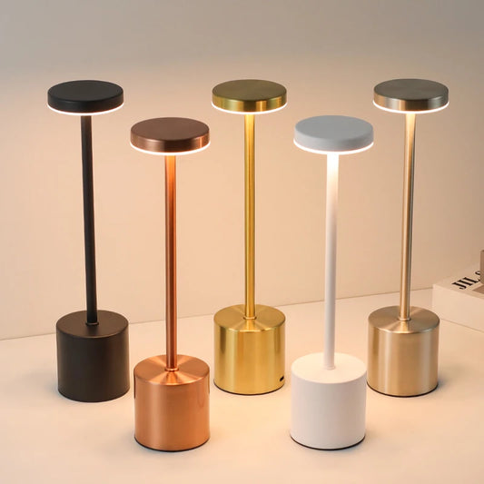 Lampe de Table LED Tactile – Rechargeable, 3 Couleurs, Design Métal Élégant – Ambiance, Chevet, Camping. Illuminez votre quotidien avec style et simplicité.